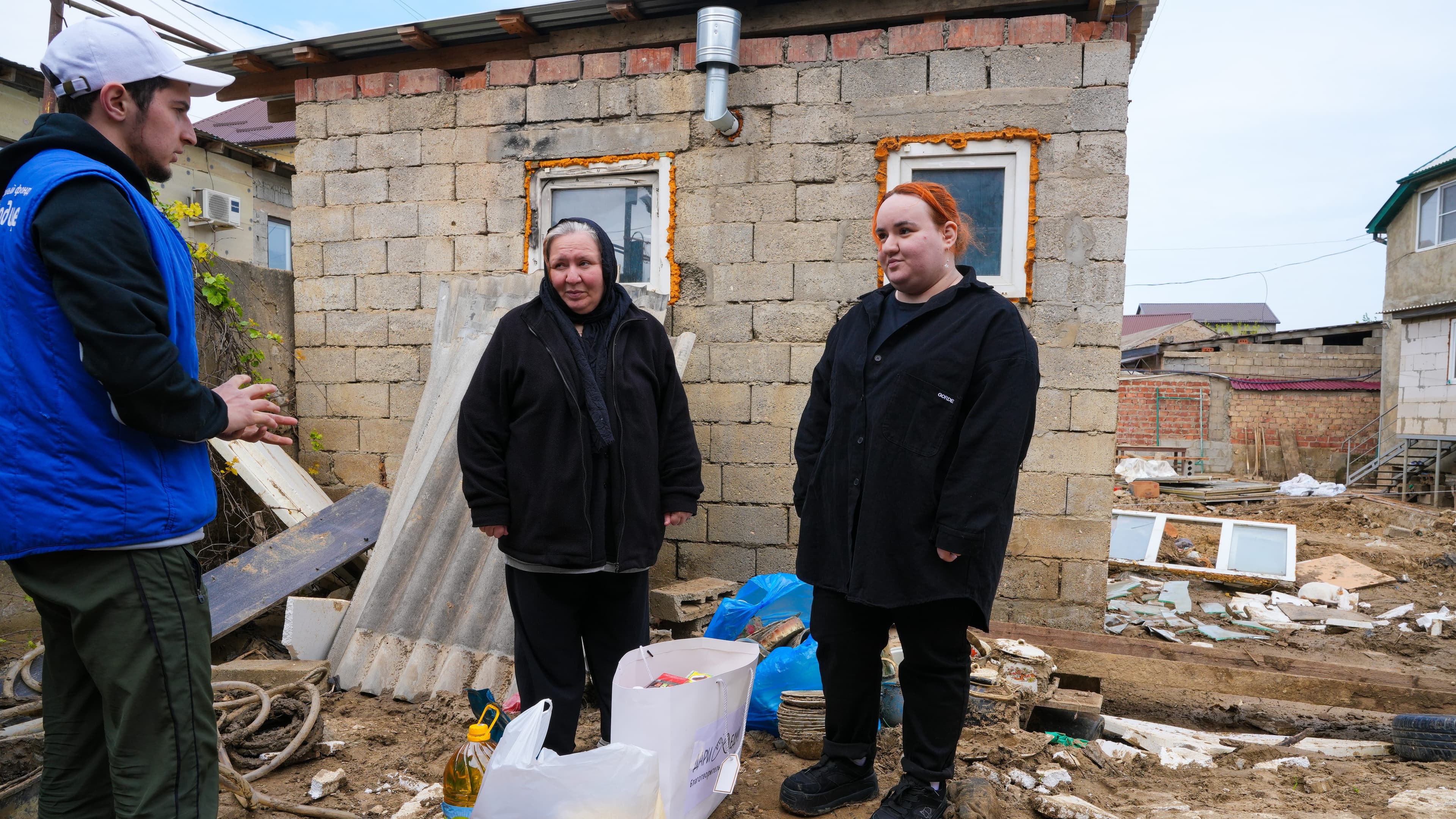 Обложка для новости Передали еду и питьевую воду пострадавшим от наводнения в Дагестане