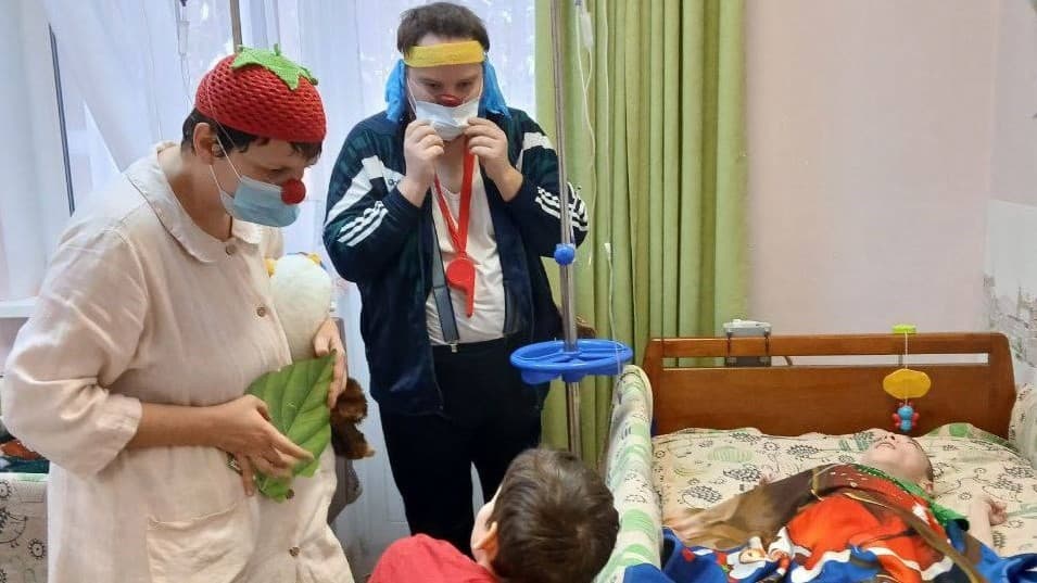 Обложка для новости Больничные клоуны продолжат радовать юных пациентов